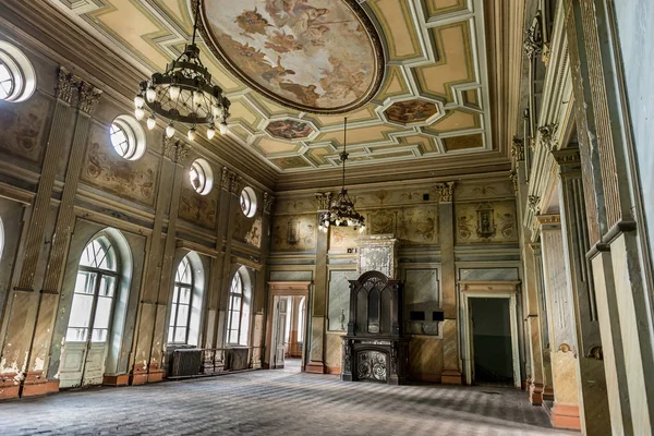 Mooie zaal in Sharovsky kasteel met schilderen op het plafond — Stockfoto