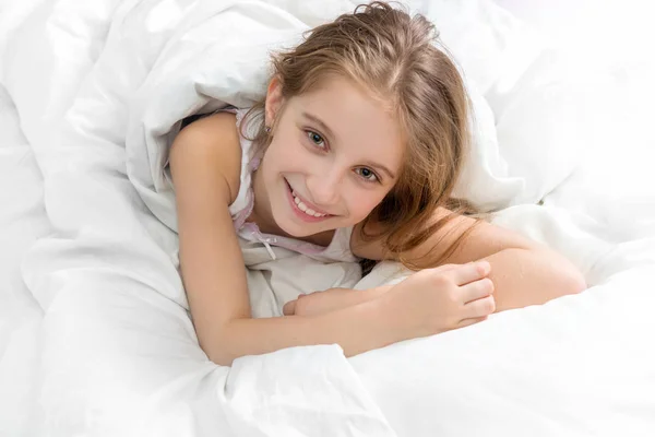 孩子裹着一条白色的毯子，清醒 — 图库照片