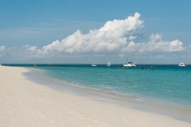 Zanzibar plaj ve okyanus turistik tekneler