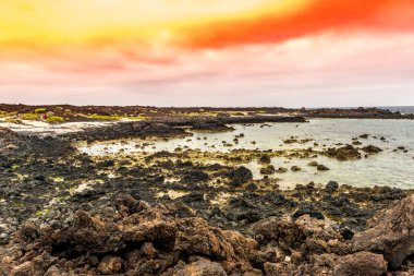 Deniz Lanzarote kıyıdan güzel gün batımı görünümü