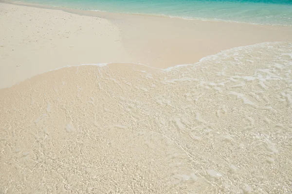沙滩和清澈透明的海浪 — 图库照片