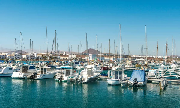 Jachten zwevend in de haven in Lanzarote, Spanje — Stockfoto