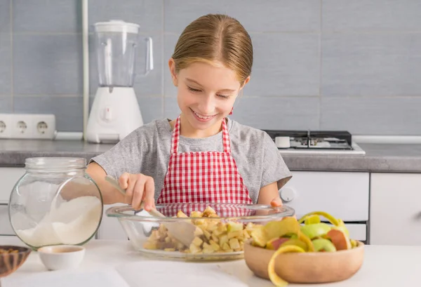 Joyeuse petite fille mélangeant des ingrédients pour le remplissage strudel — Photo