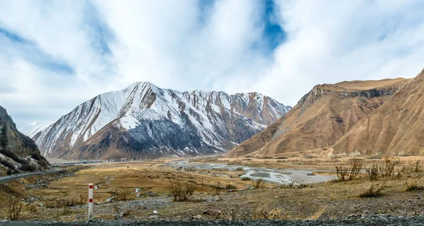 静かな渓谷とジョージア州の大規模な山 — ストック写真