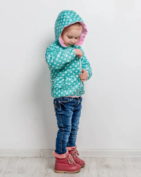 Kislány rögzítő lány kék kabát — Stock Fotó