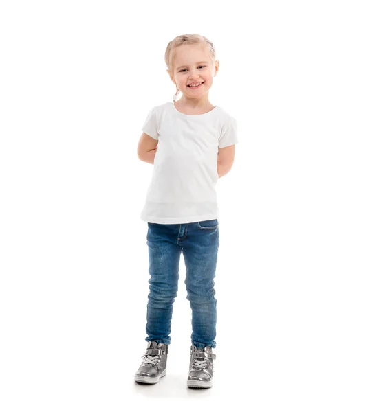 Meisje in t-shirt staande geïsoleerd op witte achtergrond — Stockfoto