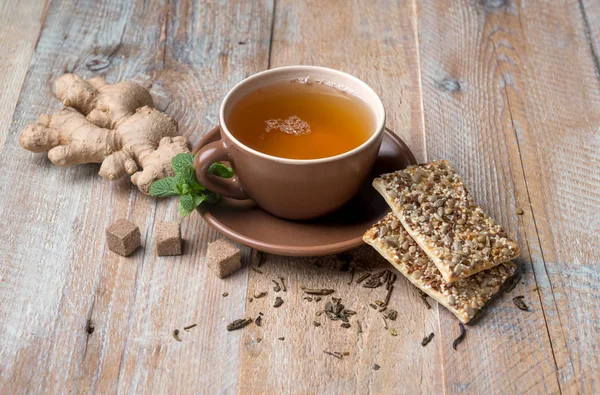 Té de raíz de jengibre y galletas de cereales — Foto de Stock