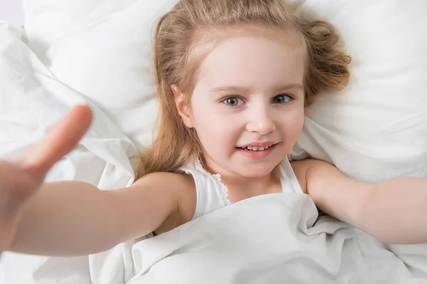 Niño adorable activo despierto, sábanas blancas suaves —  Fotos de Stock