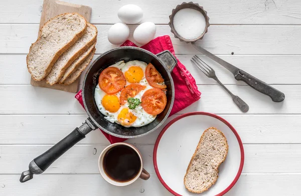 Huevos excesivos en una sartén, vista superior — Foto de Stock