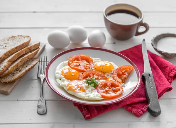 Ägg stekt overeasy serveras på vit platta — Stockfoto