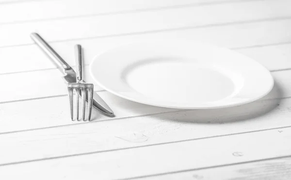 Пустая чистая белая тарелка, посуда перекрестная — стоковое фото