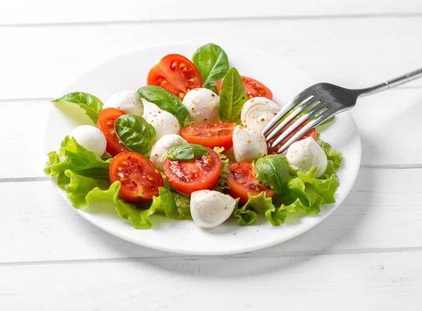 Вкусный вегетарианский салат со шпинатом и фета — стоковое фото