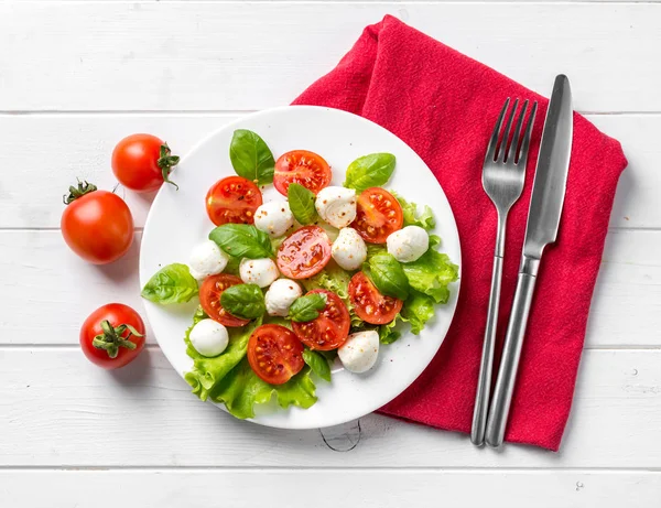 Griechischer Salat, neues Tafelsilber in der Nähe, von oben — Stockfoto