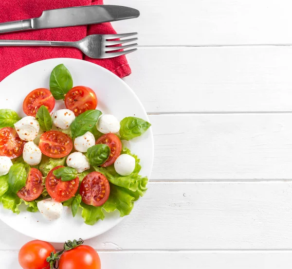 Griechischer Salat fertig und gewürzt, Textfläche, Topview — Stockfoto