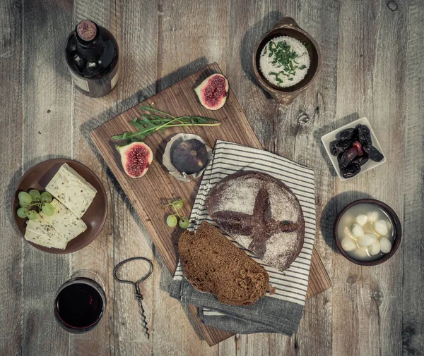 Vino con verdure, frutta e formaggi sulla tavola di legno — Foto Stock