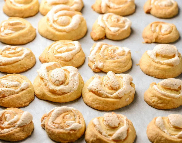 Homemade crusty buns with sugar powder — Stock Photo, Image