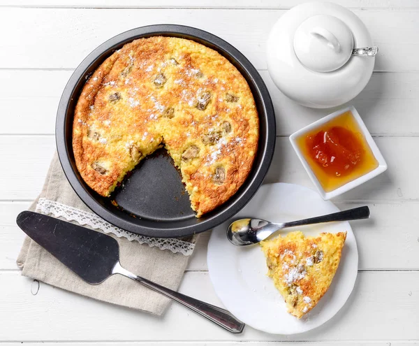 Pastel de requesón con rebanada cortada, vista superior — Foto de Stock