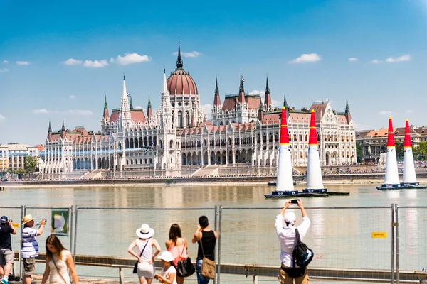 Turist ve Parlamento Binası Budapeşte, Macaristan, — Stok fotoğraf