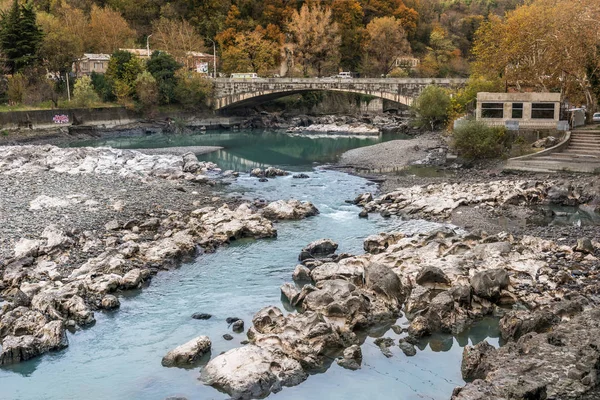 Vody řeky gruzínské hory v Kutaisi — Stock fotografie