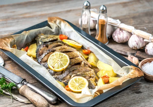 맛 있는 구운된 생선 레몬, 향료 — 스톡 사진