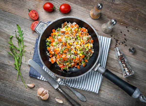 Pilaf con un montón de verduras, topview — Foto de Stock