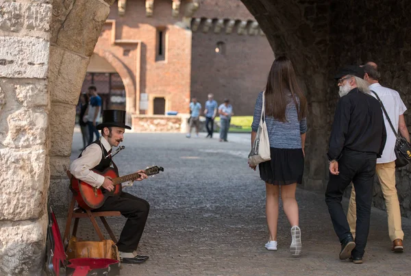 Místní polské muž oblečený hraje kytara — Stock fotografie
