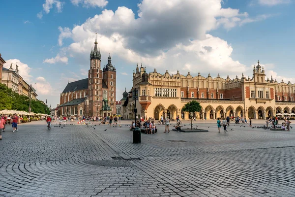 Oost-Europese geplaveide plein in Krakow, Polen — Stockfoto