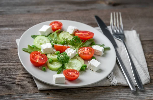 Salada grega apetitosa com especiarias — Fotografia de Stock