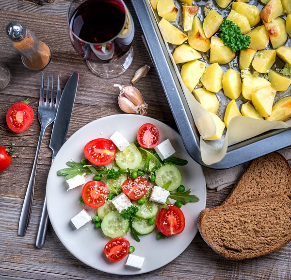 Řecký salát se sýrem, pečené brambory, topview — Stock fotografie