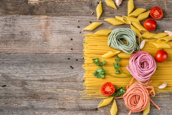 Pasta zoals bloemen, ruimtelinkerzijde voor tekst, topview — Stockfoto