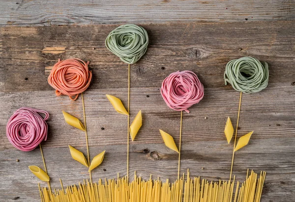 Blommor sammansättning gjorda av färgglada pasta, topview — Stockfoto