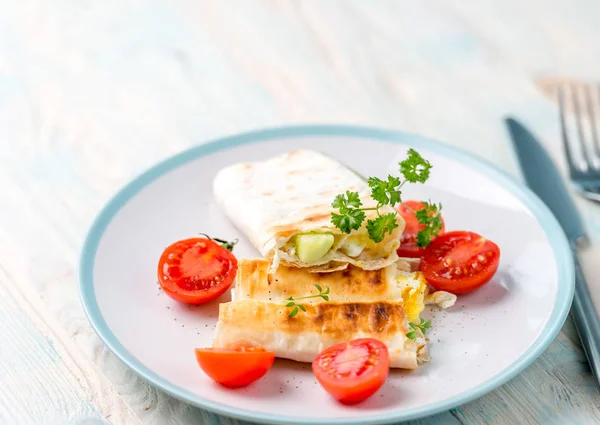 Brunch contendo sanduíche vegan e tomates cortados — Fotografia de Stock