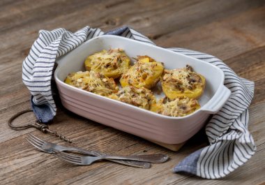 Sıcak yemek pişmiş doldurulmuş patates buharlama