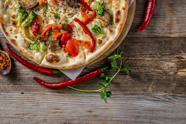 Delicious big vegan pizza, textspace — Stock Photo, Image