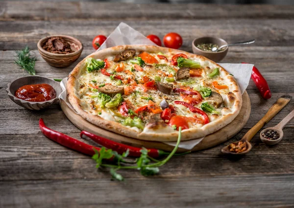 Большая вегетарианская пицца с соусами и перцем — стоковое фото