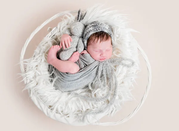 Baby in wrapping napping in basket, topview — Stock Photo, Image