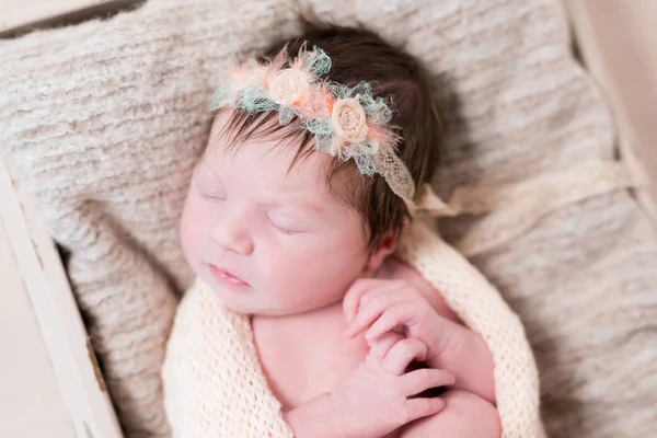 Niña durmiendo en una diadema, vista superior, primer plano — Foto de Stock