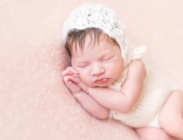 Menina recém-nascido cochilando do seu lado — Fotografia de Stock