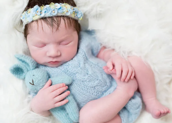 Bebé sereno vestido con traje azul, primer plano —  Fotos de Stock