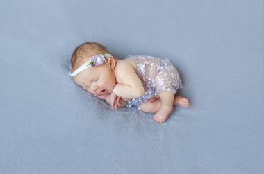 Uyuyan sevimli bebek mor peçe ile kaplı