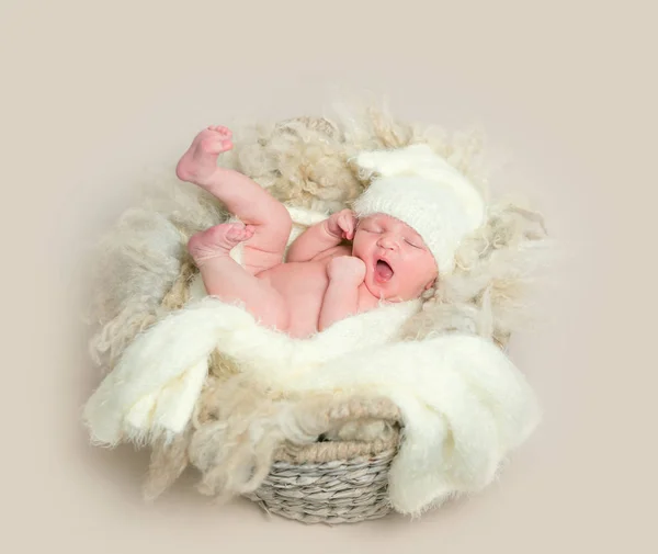 Söt gapande bebis i gul hatt — Stockfoto