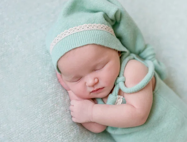 Menina bonito dormindo em chapéu verde, close-up — Fotografia de Stock