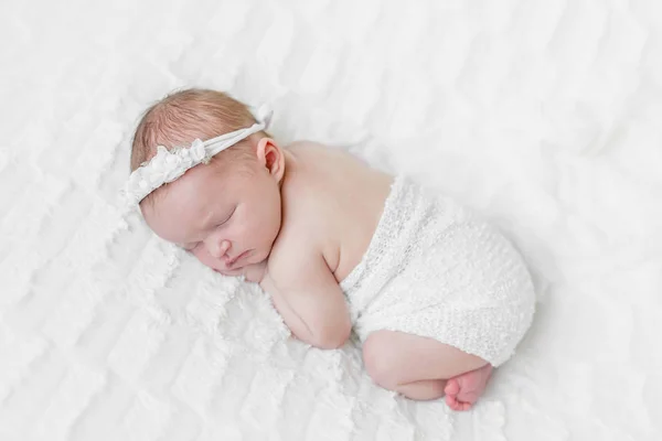 Söt baby som sover på magen — Stockfoto