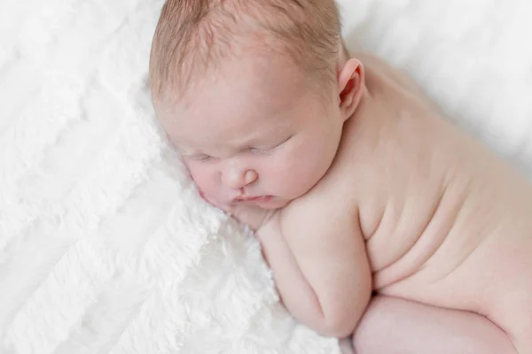 彼の腹の上で眠っている愛らしい裸幼児 — ストック写真