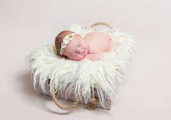 甘い赤ん坊のヘアバンドの昼寝 — ストック写真