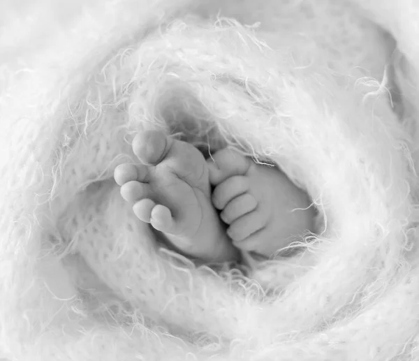 Pequenos pés e dedos dos pés do bebê dormindo — Fotografia de Stock