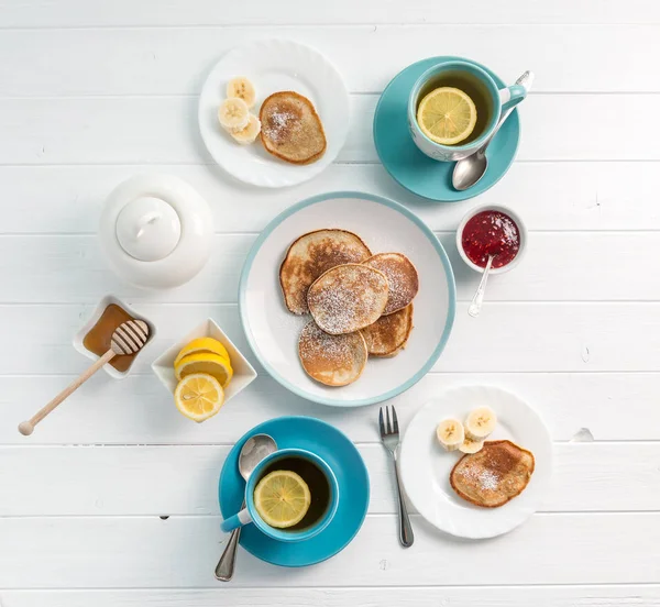 Frukost med pannkakor, te med citron, topview — Stockfoto