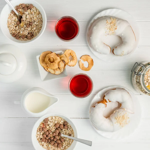 Farina d'avena gustosa con croissant appena sfornato, vista dall'alto — Foto Stock