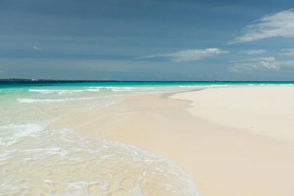 모래 해변과 맑고 투명 한 바다 파도 — 스톡 사진