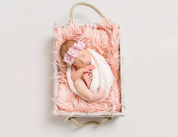 Niña en manta rosa suave, vista superior —  Fotos de Stock